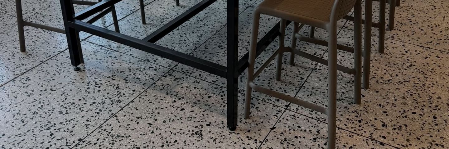 Bord och barstolar på ett polerat terrazzogolv – ett av våra uppdrag