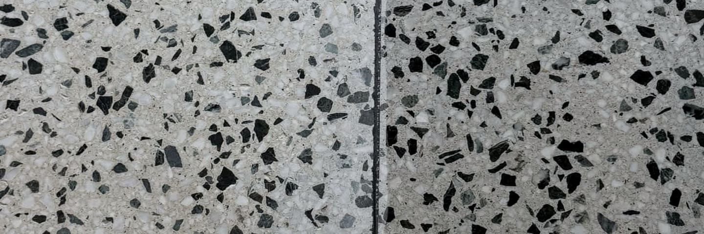 Terrazzo efter och före polering, sida vid sida