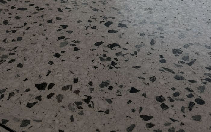 Blankpolerad terrazzo där ljuset speglas i ytan