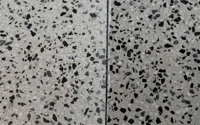 Terrazzo efter (vänster) och före (höger) vår behandling, sida vid sida
