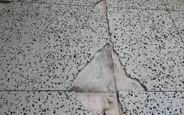 Spricka i ett terrazzogolv inför en större lagning